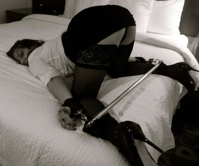 Раздетая брюнетка в соблазнительных чулках жжет взглядом!