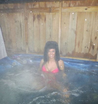 Девчонка мастурбирует зимой в разогретом джакузи