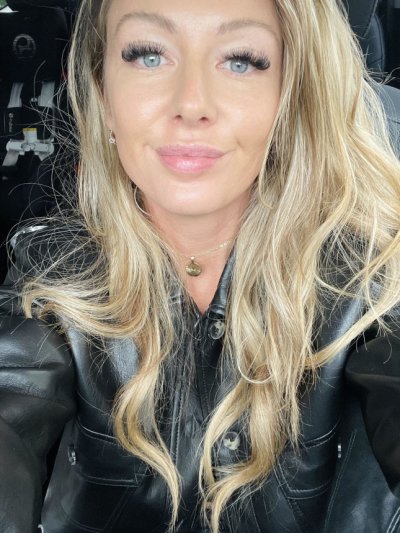 Блондинка с большой грудью демонстрирует свои соблазнительные изгибы и привлекательные атрибуты