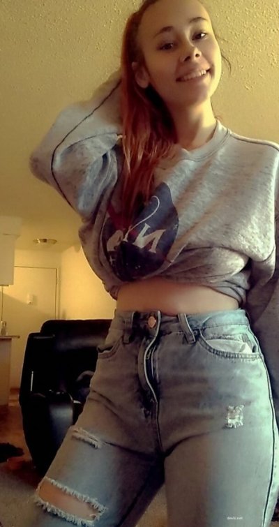 Грудастая красотка без одежды улыбается камере