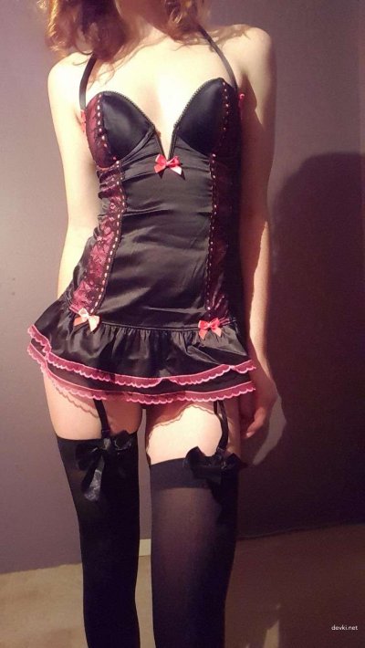 Пышноволосая красавица примеряет нежное нижнее белье с чулочками