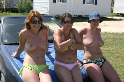 Голые дамы на свежем воздухе: откровенная фотосессия без комплексов