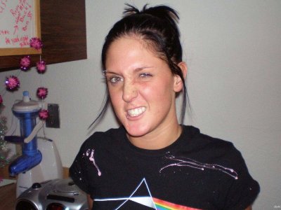 Интимные моменты с брюнеткой в уютной обстановке дома