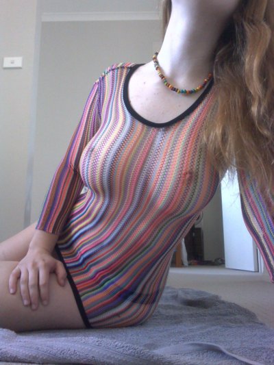 Пылающая красотка раздвигает ноги и демонстрирует свои аппетитные формы