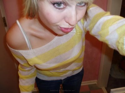 Юная блондиночка показала свои прелести