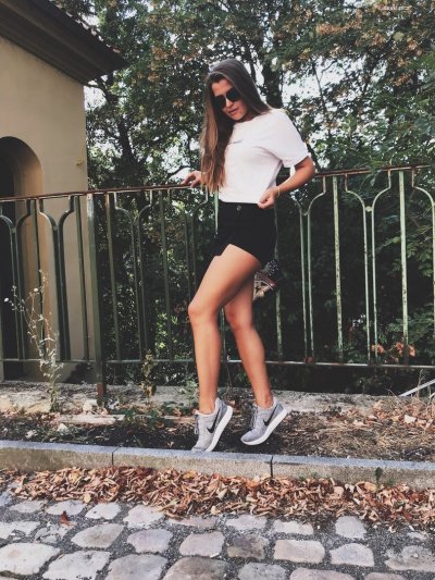 Сексуальная красотка в откровенном виде