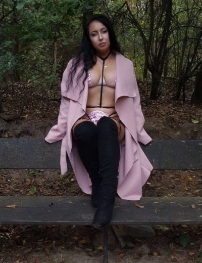 Красотка гордится своей сексуальностью и демонстрирует обнаженную фигуру