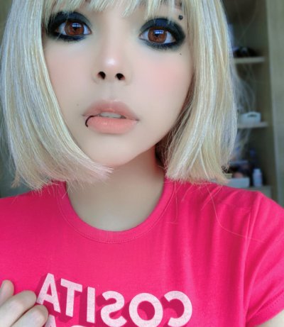 Прекрасный образ девушки с большой грудью в розовой майке