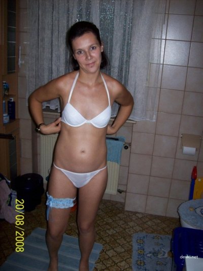 Трахает мокрую киску своей подруги