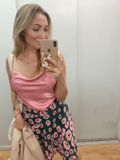 Горячая мамочка привлекательно демонстрирует свою задницу