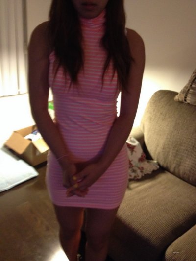 Соблазнительно раздевается сексуально