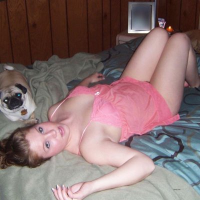 Рыжая красотка в розовом пеньюаре ждет тебя!