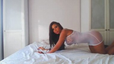 Наслаждайтесь нежными ласками страстной латинки с изумительными формами