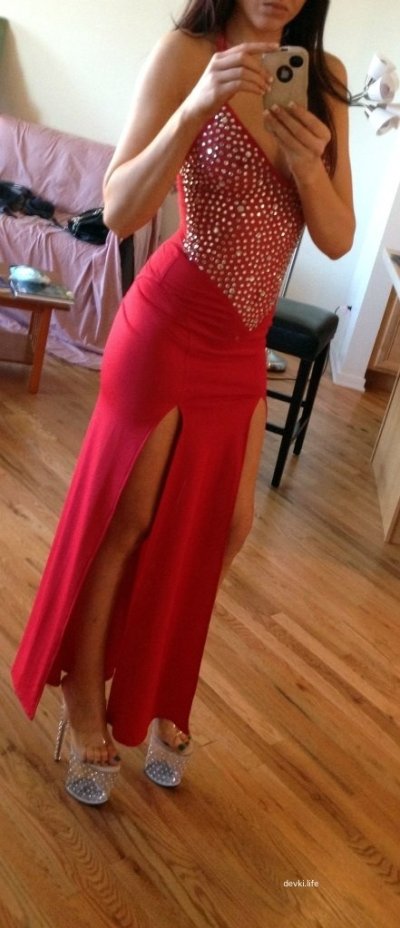 Соблазнительная дама с прекрасным бюстом в огненно-красном наряде