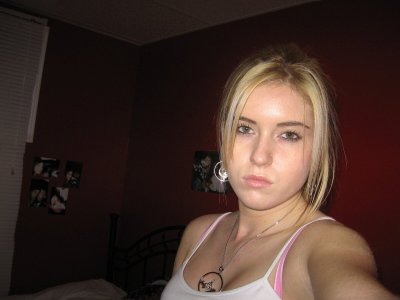 Блондинка без одежды обрабатывает пенис - горячее видео