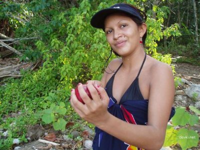 Поиграла с собой, используя свои стройные ножки!