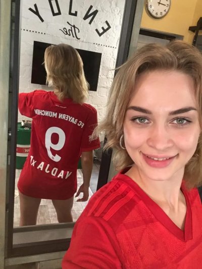 Сексапильная крошка показывает свои обворожительные прелести