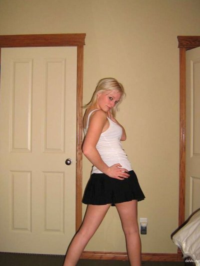 Очаровательная блондинка наслаждается собственными удовольствиями