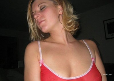 Девушка без комплексов показывает свою пушистую киску