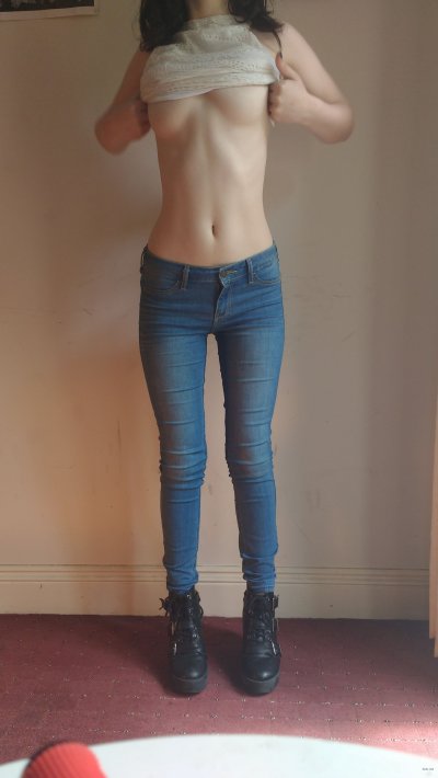 Привлекательная девушка в топе и джинсах: сексуальная и страстная!