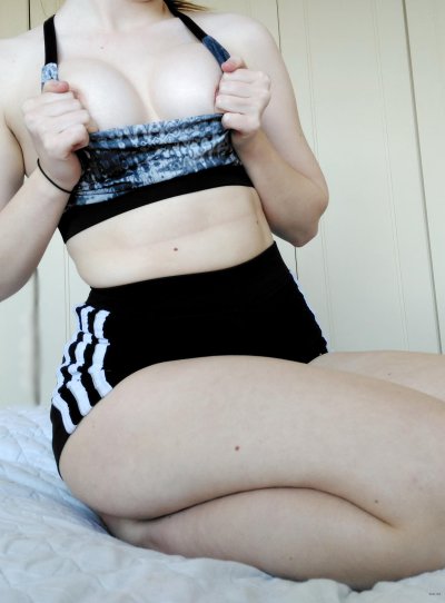 Девушка демонстрирует свою интимную зону