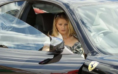 Соблазнительные фотосессии рядом с автомобилями – горячие моменты!