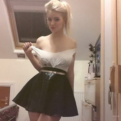 Сочные бюсты красотки в мини-юбке: пышные формы в лучшем виде