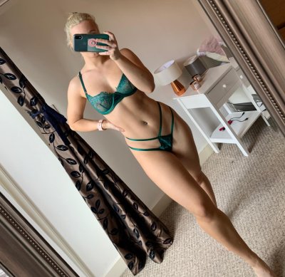 Развратная красотка показывает свое тело и стиль в разных нарядах!