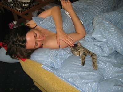 Дама тщательно умывается в интимной зоне