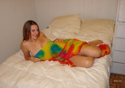 Девушка в обворожительном нижнем белье привлекательно позирует перед камерой