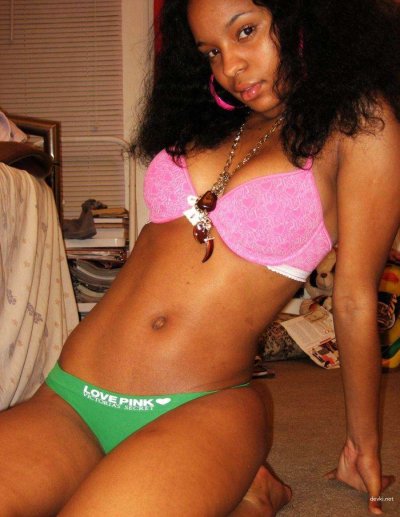 Темнокожая красотка с обворожительной задницей