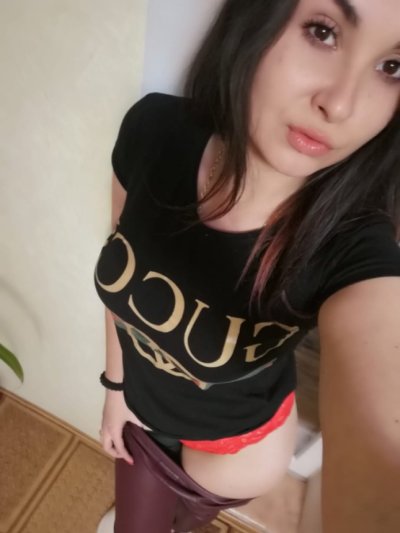 Сексуальная мамаша с большой грудью показывает свою промежность в красивом нижнем белье