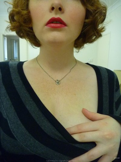 Красноволосая красотка в экстазе