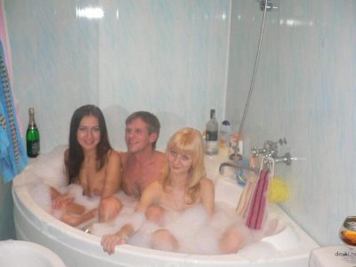 Пара с другом в постели: развратные игры втроем