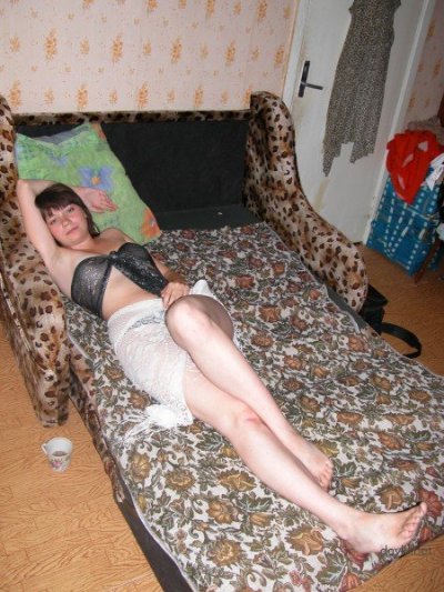 Деревенская красотка продемонстрировала свою интимную зону