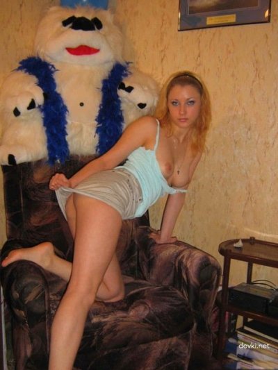 Подружка перебрала с алкоголем и решила показать парню свои прелести