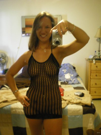 Шалунья тусуется дома и наслаждается временем