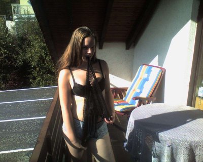 Шлюшка без трусиков позирует на свежем воздухе