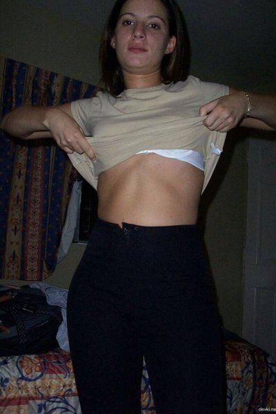 Девушка с шикарной фигурой снимает одежду и предстает голой