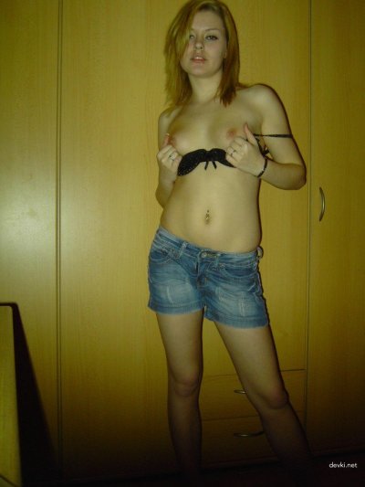 Красотка показывает свои прелести на домашних снимках