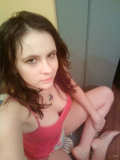 Обворожительная девушка позирует без одежды на камеру