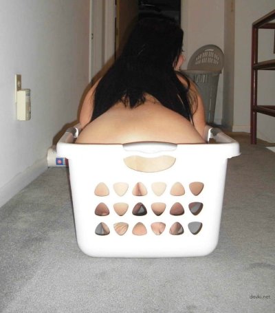 Домашние селфи брюнетки — голая фигура и сиськи крупным планом