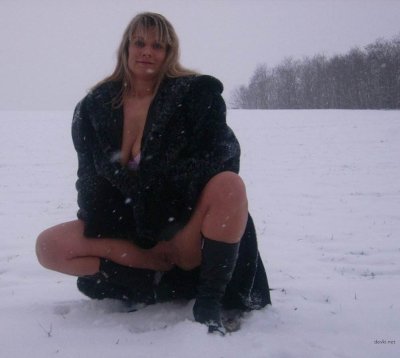 Холодная прогулка без одежды: оголенные взгляды.