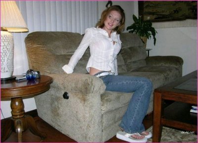 Молодая девушка сосет член своему парню на природе, снимаются домашние фотографии