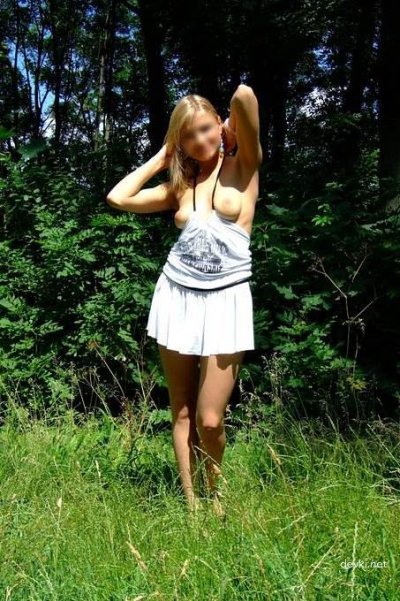 Шикарная крошка из столицы раздевается и показывает свое тело на улице