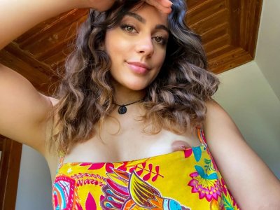 Шикарная красотка жаждет тебя: горячий контент для взрослых!