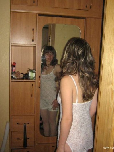 Обнаженная дама в уютной обстановке - женщина без одежды