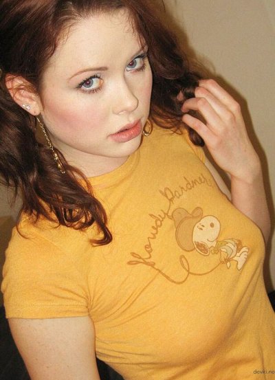 Привлекательная красотка с прекрасной грудью - горячий материал!