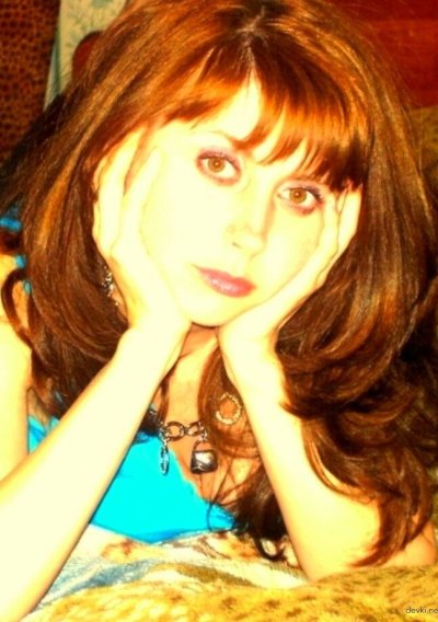 Красноволосая красотка демонстрирует свое обнаженное тело и делает минет