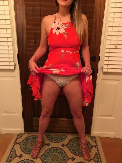 Раздевается и раздвигает ноги